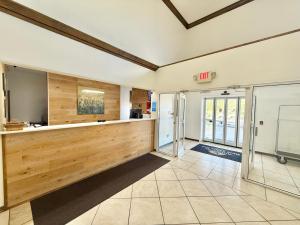 an empty lobby with a reception counter and a exit at Americas Best Value Inn Wiggins in Wiggins