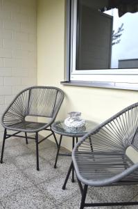 two chairs and a table next to a window at A2Apartment - 1-Zimmer-Apartment nähe Playmobil in Oberasbach