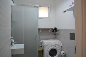 Un pequeño baño con inodoro y ventana. en Prima Fila, en Calabernardo 39 fotos más