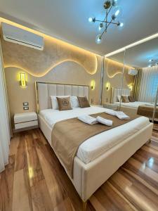Ένα ή περισσότερα κρεβάτια σε δωμάτιο στο EMAR Luxury Apartment