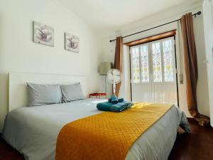 una camera da letto con un letto e una finestra di Casa de Sintra a Sintra