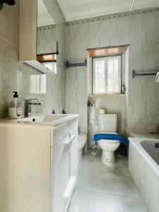 un bagno con lavandino, WC e vasca di Casa de Sintra a Sintra Altre 32 foto