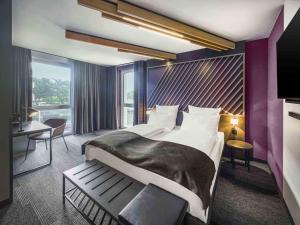 1 dormitorio con 1 cama grande en una habitación púrpura en B&B Hotel Dessau, en Dessau