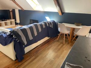 ein Schlafzimmer mit einem Bett und einem Tisch mit Stühlen in der Unterkunft Grand appartement Fay centre in Fay-aux-Loges + 6 Fotos