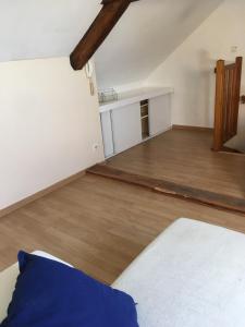 Zimmer im Dachgeschoss mit einem Bett und Holzboden in der Unterkunft Grand appartement Fay centre in Fay-aux-Loges
