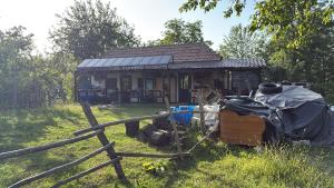 a small house with a fence in front of it at White River in Rîu Alb de Jos