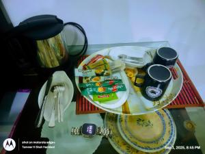 un vassoio con un piatto di cibo su un tavolo di Comfort Suites Karachi a Karachi Altre 10 foto