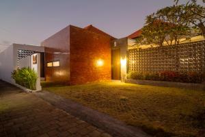 a house with a courtyard at night at Villa CanSavina - 3 Rooms - Center Of Seminyak in Seminyak