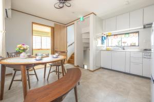 Η κουζίνα ή μικρή κουζίνα στο Live the Anime Dream! Unique Themed Guest House for Families & Groups in Tokyo