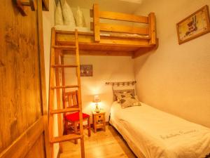 une chambre avec un lit superposé et une échelle dans l'établissement Appartement charmant à Morillon, proche du lac et navette, avec terrasse et équipements modernes - FR-1-642-88, à Morillon