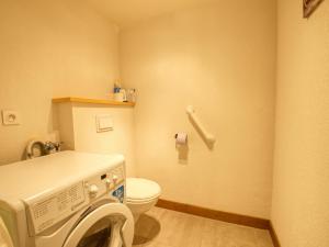 La salle de bains est pourvue de toilettes et d'un lave-linge. dans l'établissement Appartement charmant à Morillon, proche du lac et navette, avec terrasse et équipements modernes - FR-1-642-88, à Morillon