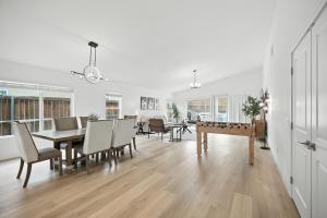 un soggiorno con tavolo e sedie di Sunny Desert Retreat Near Coachella & Stagecoach home a Desert Groves Mobile Home Park