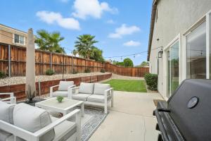 patio con tavolo e sedie bianche di Sunny Desert Retreat Near Coachella & Stagecoach home a Desert Groves Mobile Home Park Altre 29 foto