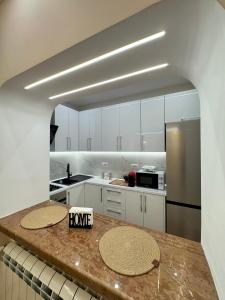 Η κουζίνα ή μικρή κουζίνα στο EMAR Luxury Apartment