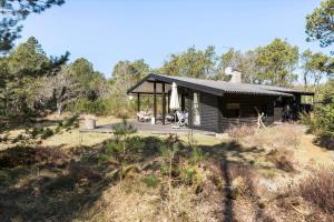 a small cabin in the middle of a field at TV1517-Albaek-Jasonvej-1 in Horsnab