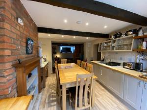 Η κουζίνα ή μικρή κουζίνα στο Fandango large 3 bedroom character home, Ventnor