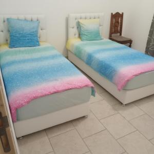 twee bedden naast elkaar in een kamer bij Maison agreable in Blois +3 foto's