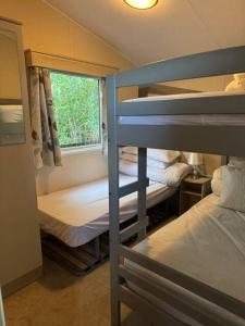 Postel nebo postele na pokoji v ubytování Caravan Emma 2 Bed Robin Hood