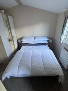 Postel nebo postele na pokoji v ubytování Caravan Emma 2 Bed Robin Hood + 11 fotografií