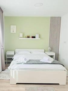 a bedroom with a large white bed in a room at Modern Apartment in City Center in Iaşi