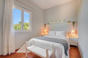 Ένα ή περισσότερα κρεβάτια σε δωμάτιο στο Tranquil Villa with private Pool, BBQ & Air Conditioning near Cullera Beach +61 φωτογραφίες