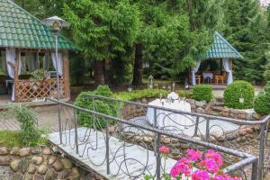 un escalier menant à un jardin avec une maison dans l'établissement Majoro sodyba, 