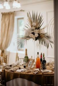 - une table à manger avec un ensemble de verres à vin dans l'établissement Majoro sodyba, 