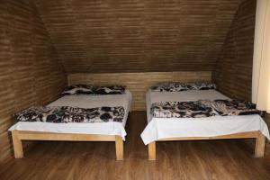 - deux lits dans l'angle d'une pièce dans l'établissement Majoro sodyba, 