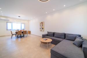Χώρος καθιστικού στο Endless Blue Apartment with Seaview