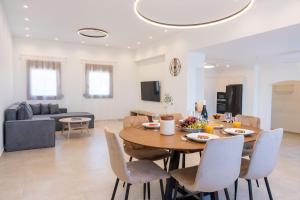 Μια τηλεόραση ή/και κέντρο ψυχαγωγίας στο Endless Blue Apartment with Seaview