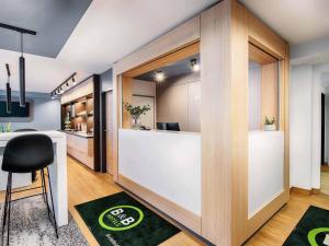 ビーレフェルトにあるB&B Hotel Bielefeld-Ostの受付カウンターと椅子のある事務所 +18枚の写真