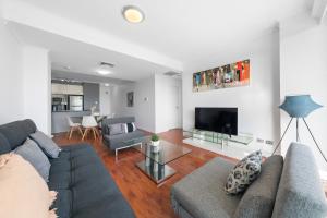 Posezení v ubytování Tranquil 2 BR Apt with Parking & Darling Harbour-10mins