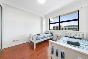 Postel nebo postele na pokoji v ubytování Tranquil 2 BR Apt with Parking & Darling Harbour-10mins + 13 fotografií