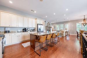 Kuchyň nebo kuchyňský kout v ubytování 4BR Greensboro Lake Oconee Gem - Golf Views