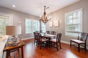 Posezení v ubytování 4BR Greensboro Lake Oconee Gem - Golf Views