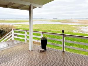 eine Veranda mit Blick auf das Wasser in der Unterkunft Secluded Retreat by Water - By Traum Ferienwohnungen in Bøjden + 25 Fotos