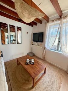 a living room with a coffee table and a tv at Pastel De Nata #Hypercentre #Stationnement facile in Cognac