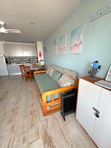 ポルティマンにあるPanorama Family Apartmentのリビングルーム(ベッド1台付)、キッチンが備わります。