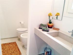 łazienka z toaletą i umywalką w obiekcie Casa Maier w Trapani +25 zdjęć