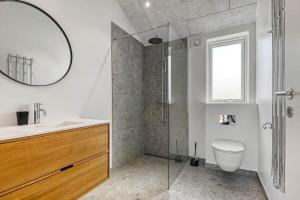 un bagno con un water, un lavandino e uno specchio di C11642-Bork-Nordmarken-3 a Falen Altre 23 foto