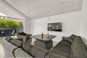 un soggiorno con un divano e un tavolo di C11642-Bork-Nordmarken-3 a Falen