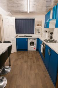 Η κουζίνα ή μικρή κουζίνα στο Airport and City Access Stylish 3BR with Garden Plus Parking