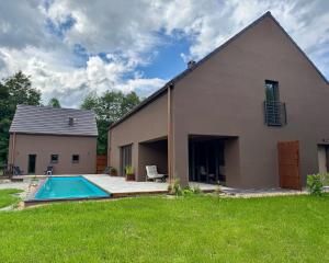 a house with a swimming pool in the yard at Jaśminowa Pracownia in Rupniów