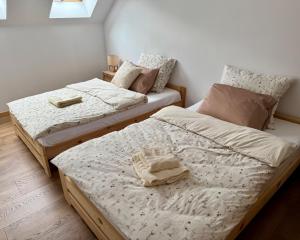 two twin beds in a room with at Jaśminowa Pracownia in Rupniów +15 photos