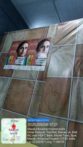 Un cartel de una película encima de un suelo. en Hotal sidh, en Manali