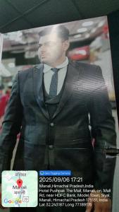 Un cartel de un hombre con traje y corbata. en Hotal sidh, en Manali