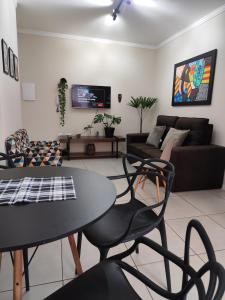 ein Wohnzimmer mit einer Couch und einem Tisch und Stühlen in der Unterkunft Rosario Apartamento in Santa Maria