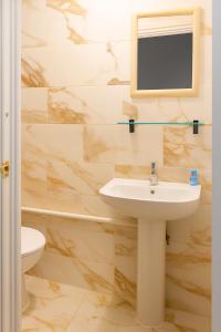 Ένα μπάνιο στο Airport and City Access Stylish 3BR with Garden Plus Parking +23 φωτογραφίες