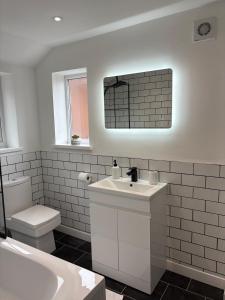 Vannituba majutusasutuses Modern House Great Location