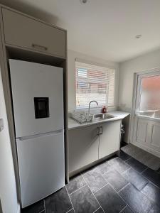 Köök või kööginurk majutusasutuses Modern House Great Location +9 fotot